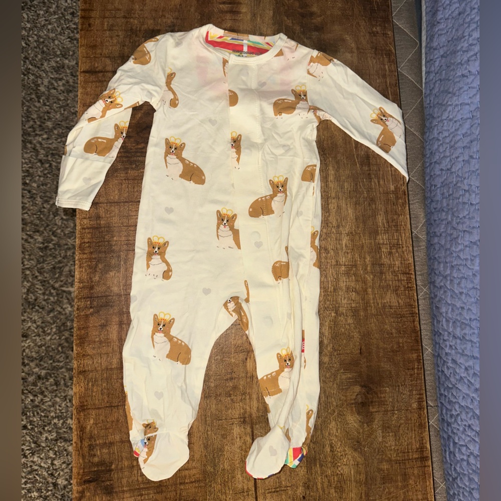 Magnetic Me Corgis with Crowns Footies
